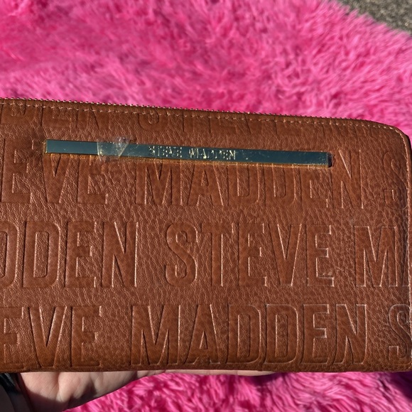 Steve Madden faux leather embossed logo gold tone hardware wallet NWT - Picture 2 of 10